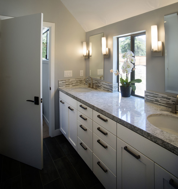 Contemporary Bathroom With Two Sink Vanity Contemporain Salle de