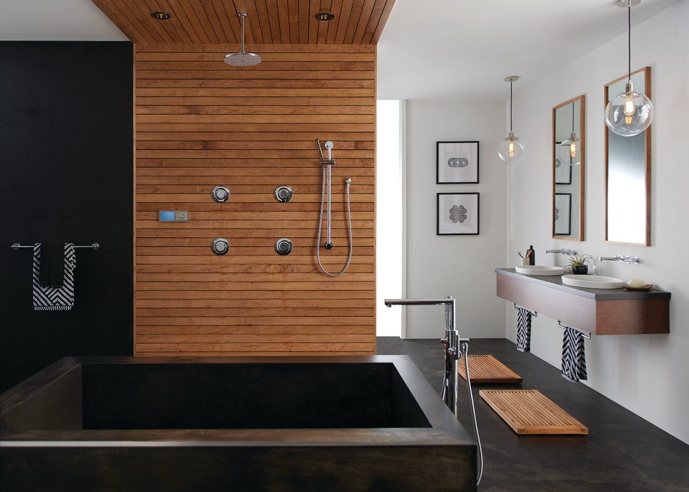 Geräumiges Modernes Badezimmer En Suite mit freistehender Badewanne, bodengleicher Dusche, weißer Wandfarbe und Aufsatzwaschbecken in Toronto