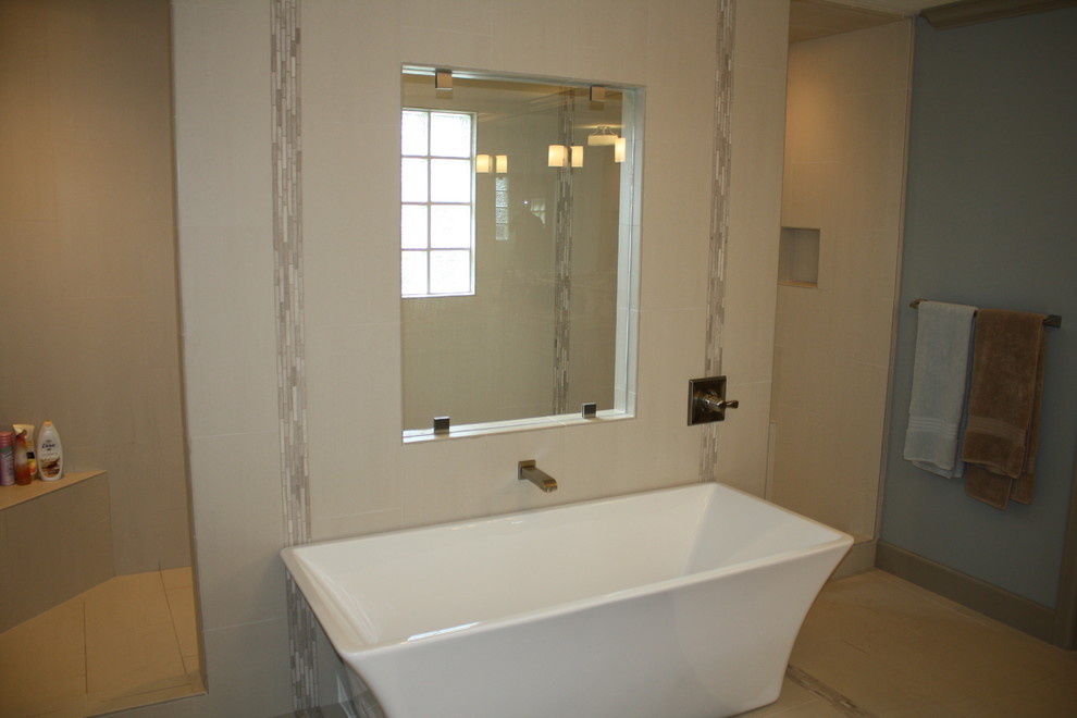 Источник вдохновения для домашнего уюта: главная ванная комната среднего размера в современном стиле с отдельно стоящей ванной, открытым душем, бежевой плиткой, керамогранитной плиткой, разноцветными стенами и мраморным полом
