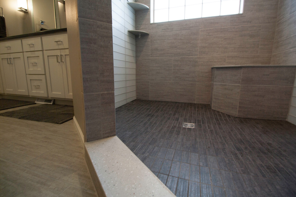 Großes Modernes Badezimmer En Suite mit Kassettenfronten, weißen Schränken, grauen Fliesen, grauer Wandfarbe, Porzellan-Bodenfliesen, Eckdusche, Glasfliesen und grauem Boden in Sonstige