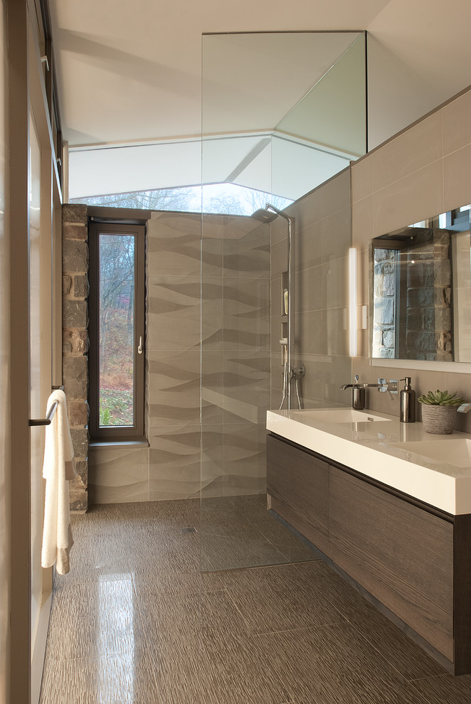 Modernes Badezimmer mit flächenbündigen Schrankfronten, dunklen Holzschränken, bodengleicher Dusche, grauen Fliesen, integriertem Waschbecken, braunem Boden und offener Dusche in Philadelphia