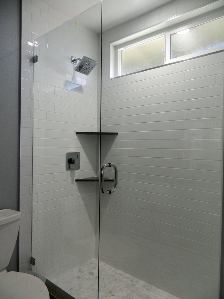 Modern inredning av ett mellanstort en-suite badrum, med skåp i shakerstil, vita skåp, ett badkar i en alkov, en toalettstol med separat cisternkåpa, vit kakel, tunnelbanekakel, grå väggar, klinkergolv i porslin, ett undermonterad handfat, bänkskiva i kvartsit, grått golv och dusch med gångjärnsdörr