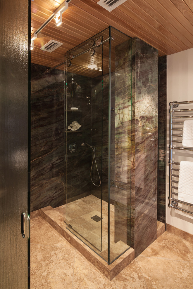 Foto de cuarto de baño contemporáneo con ducha abierta, losas de piedra, paredes blancas y suelo de mármol