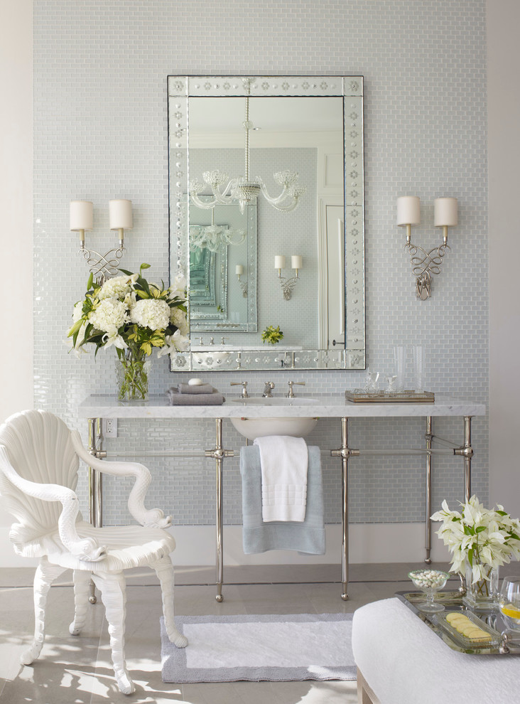 Imagen de cuarto de baño clásico con lavabo bajoencimera, baldosas y/o azulejos grises y baldosas y/o azulejos en mosaico