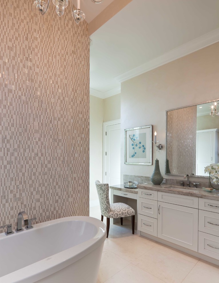 Bild på ett stort en-suite badrum, med ett undermonterad handfat, luckor med infälld panel, skåp i ljust trä, granitbänkskiva, ett fristående badkar, beige kakel, tunnelbanekakel och beige väggar