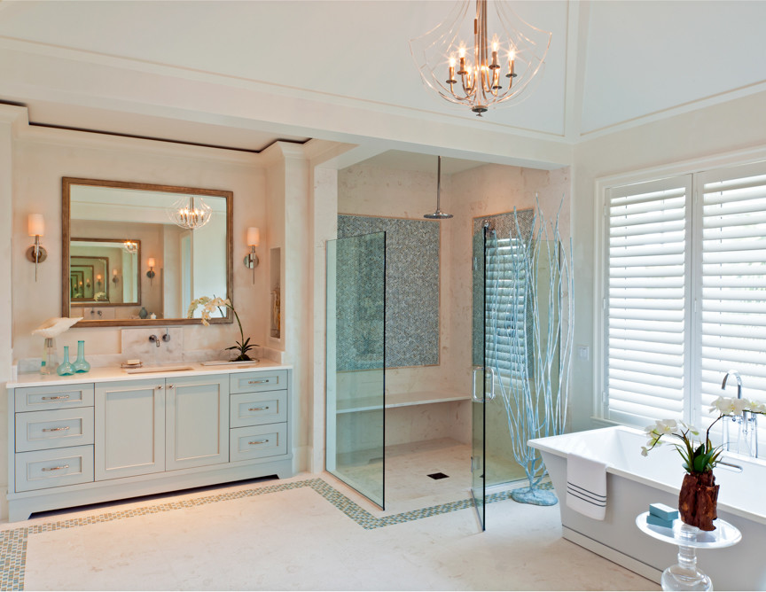Immagine di una stanza da bagno tradizionale con lavabo sottopiano, ante con riquadro incassato, ante grigie, top in granito, vasca freestanding, doccia aperta, piastrelle bianche e piastrelle a mosaico