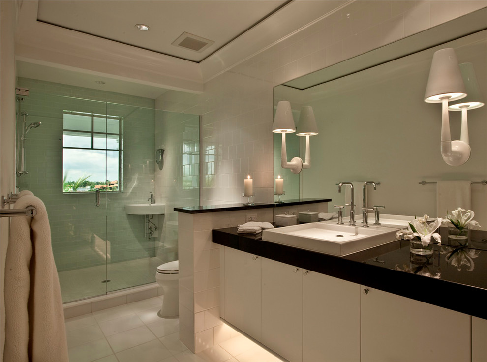 Modernes Badezimmer mit Trogwaschbecken, weißen Schränken, Quarzit-Waschtisch, offener Dusche, Metrofliesen und weißer Wandfarbe in Miami