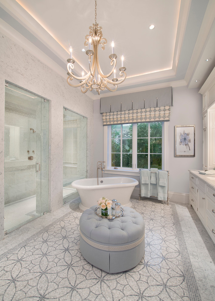 Idées déco pour une grande salle de bain principale classique avec un lavabo encastré, un placard avec porte à panneau encastré, des portes de placard blanches, une baignoire indépendante, une douche double, un carrelage blanc, un mur gris et un sol en marbre.