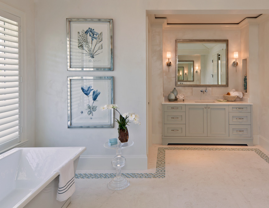 Diseño de cuarto de baño clásico con lavabo bajoencimera y bañera exenta