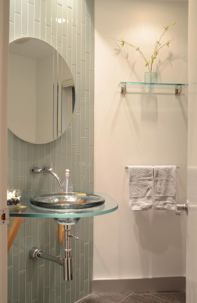 Idee per una stanza da bagno contemporanea con lavabo da incasso, top in vetro, piastrelle verdi e piastrelle di vetro
