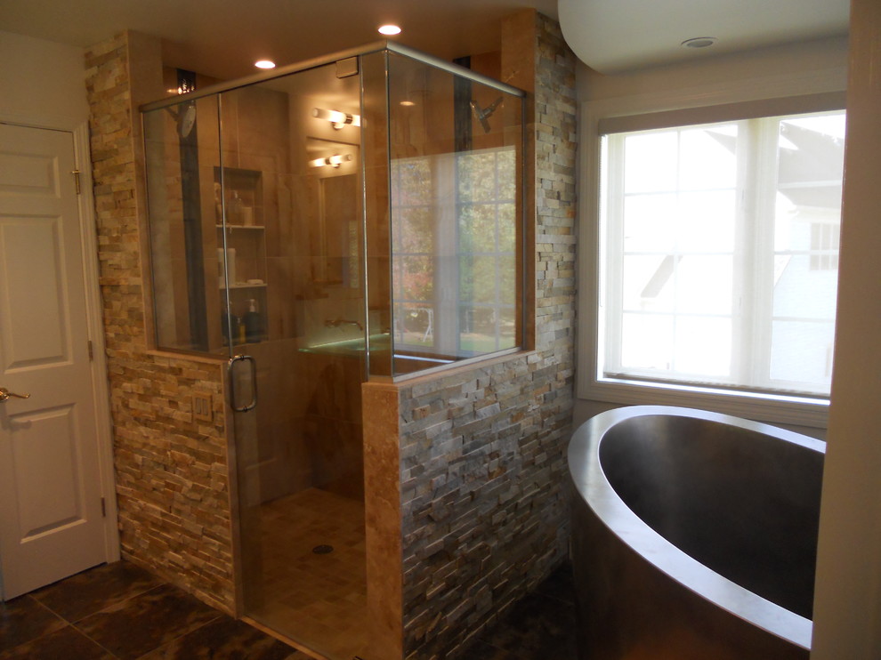 Ispirazione per una stanza da bagno tradizionale con vasca giapponese e doccia ad angolo