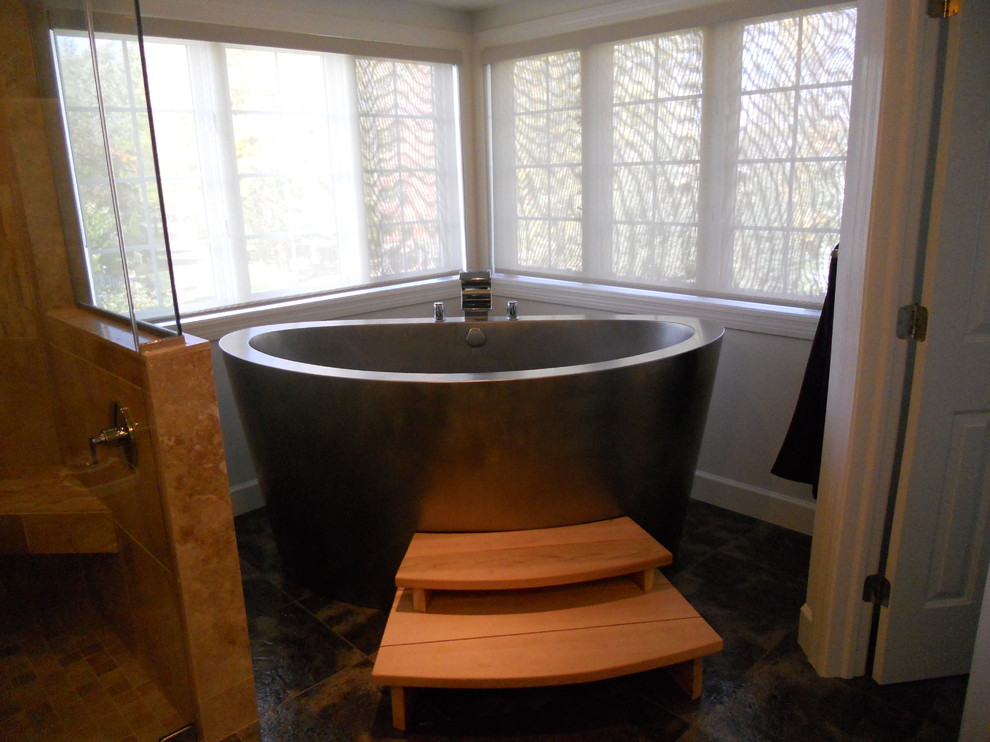 Пример оригинального дизайна: ванная комната в классическом стиле с японской ванной, разноцветной плиткой и каменной плиткой
