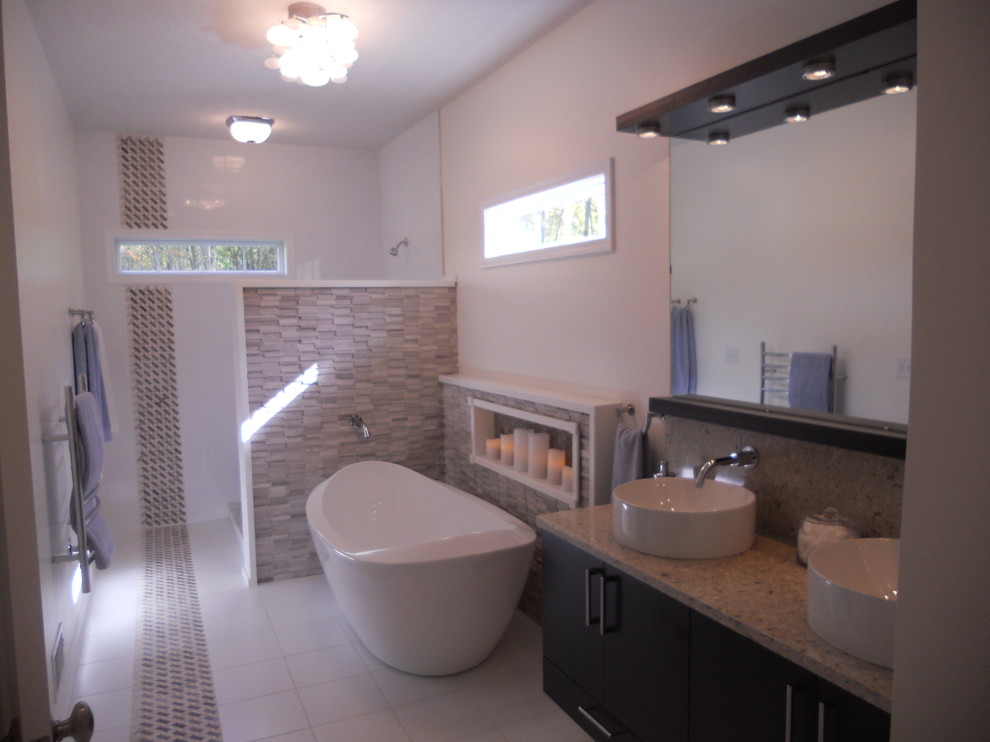 Bild på ett funkis badrum, med ett fristående handfat, släta luckor, skåp i mörkt trä, bänkskiva i kvarts, ett fristående badkar, en öppen dusch, beige kakel och keramikplattor
