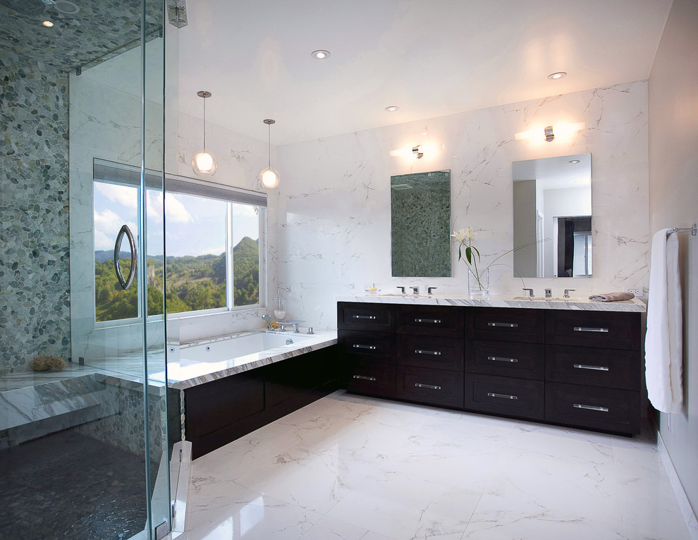 Imagen de cuarto de baño rectangular contemporáneo con encimera de mármol y baldosas y/o azulejos de porcelana
