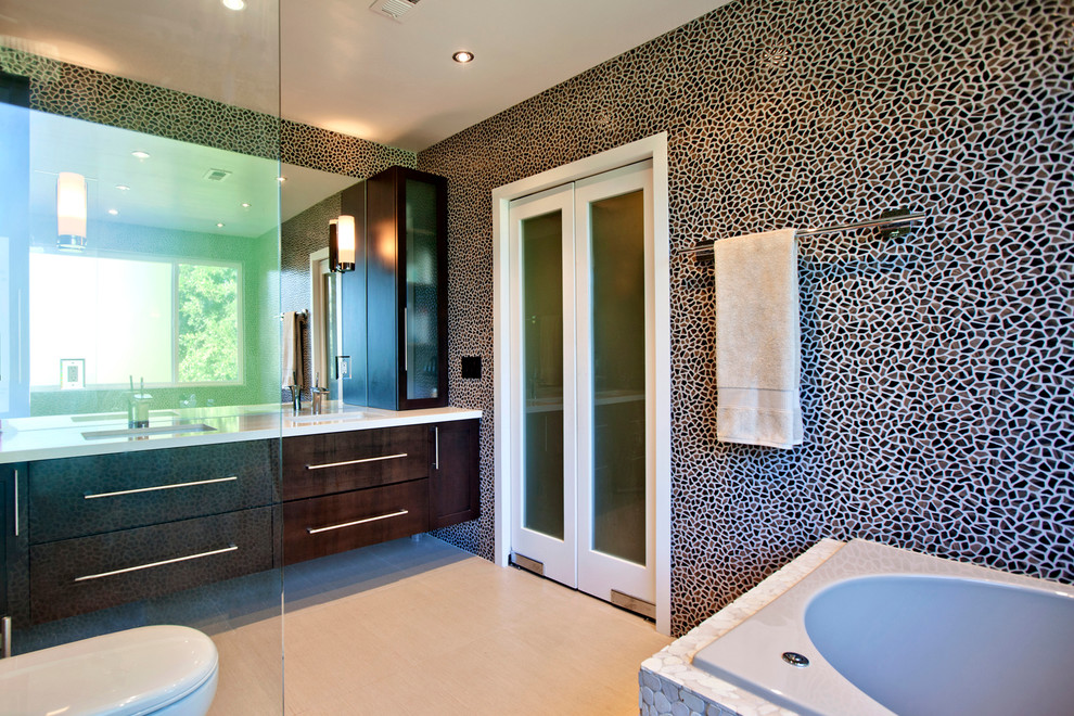 Idée de décoration pour une salle de bain design avec des carreaux de porcelaine.