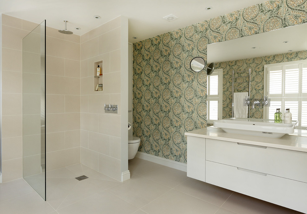 Foto på ett mellanstort funkis badrum, med släta luckor, vita skåp, en öppen dusch, en vägghängd toalettstol, gröna väggar, ett väggmonterat handfat, beiget golv och med dusch som är öppen