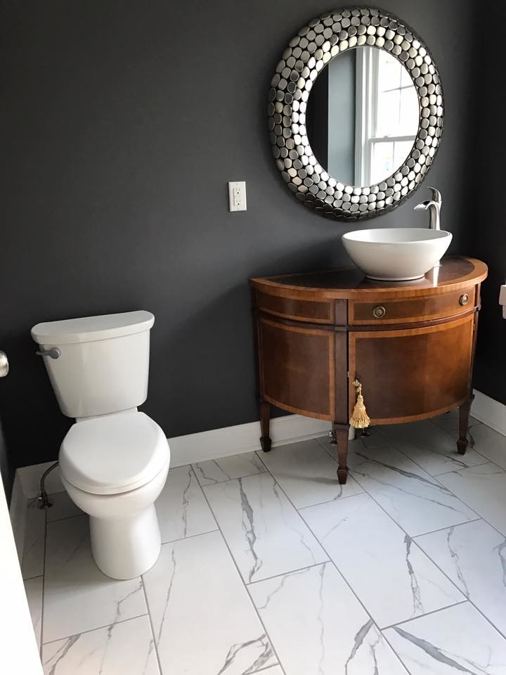 Inspiration pour une salle d'eau design en bois foncé de taille moyenne avec un placard à porte plane, WC séparés, un mur gris, un sol en marbre, une vasque, un plan de toilette en bois et un sol blanc.