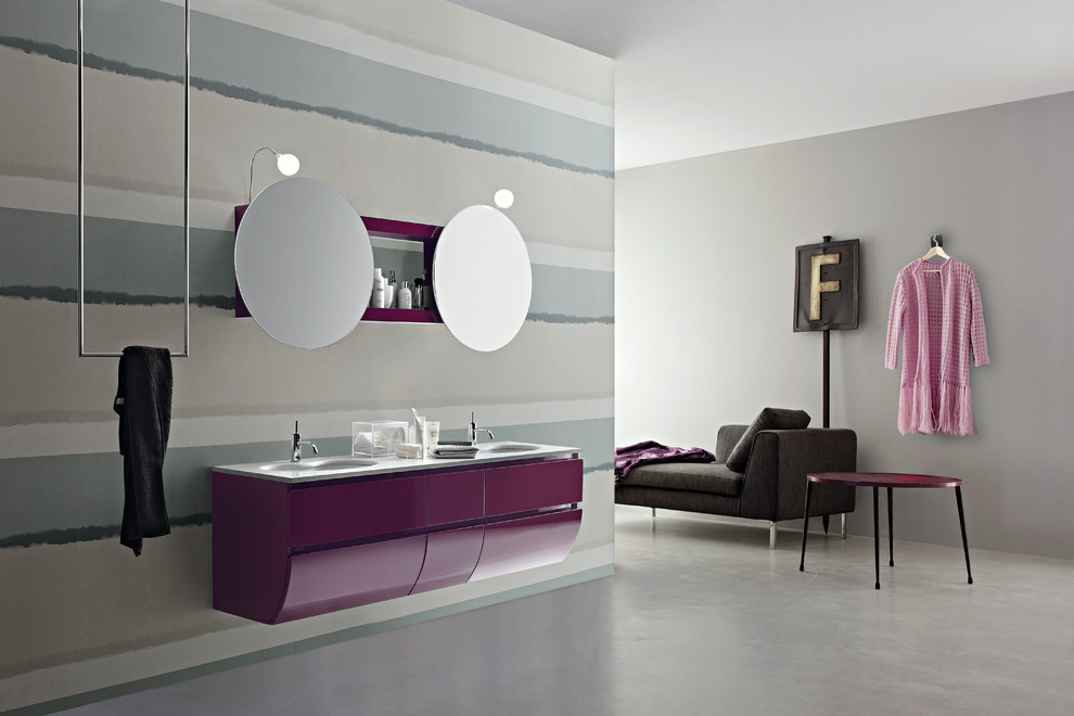 Пример оригинального дизайна: огромная главная ванная комната в современном стиле с подвесной раковиной, фасадами островного типа и фиолетовыми стенами