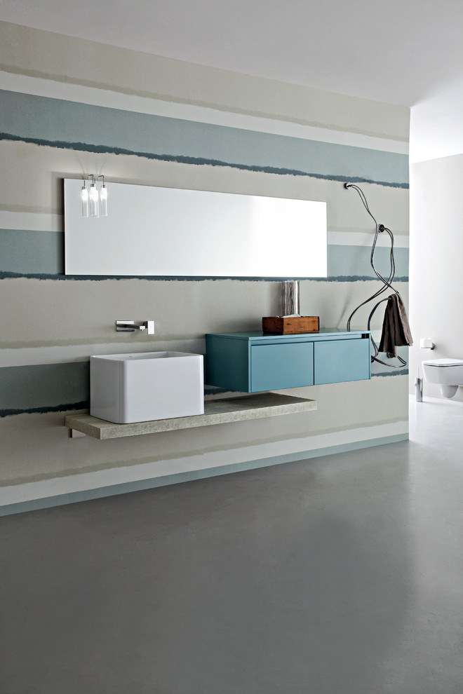 Geräumiges Modernes Badezimmer En Suite mit Aufsatzwaschbecken, flächenbündigen Schrankfronten, blauen Schränken, Wandtoilette und blauer Wandfarbe in Detroit