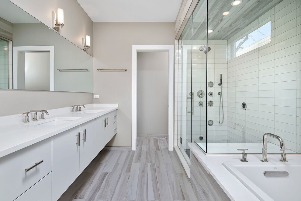 Modelo de cuarto de baño principal contemporáneo grande con ducha esquinera, baldosas y/o azulejos beige, paredes beige, suelo de baldosas de porcelana y encimera de laminado