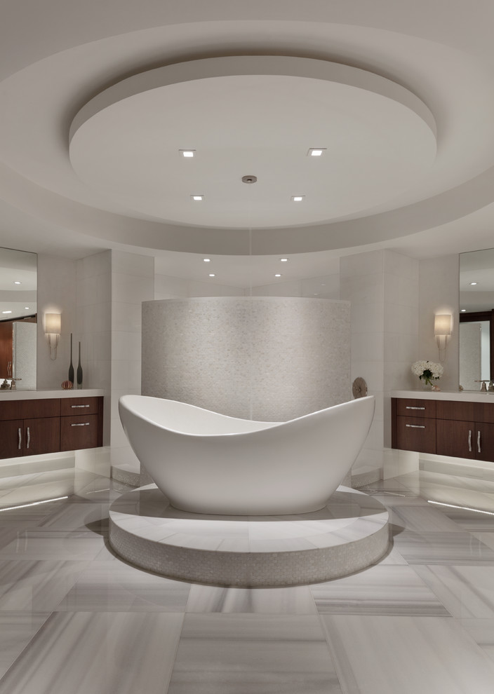 Идея дизайна: большая главная ванная комната в современном стиле с плоскими фасадами, темными деревянными фасадами, отдельно стоящей ванной, открытым душем, белой плиткой, керамогранитной плиткой, белыми стенами, мраморным полом, врезной раковиной и столешницей из гранита
