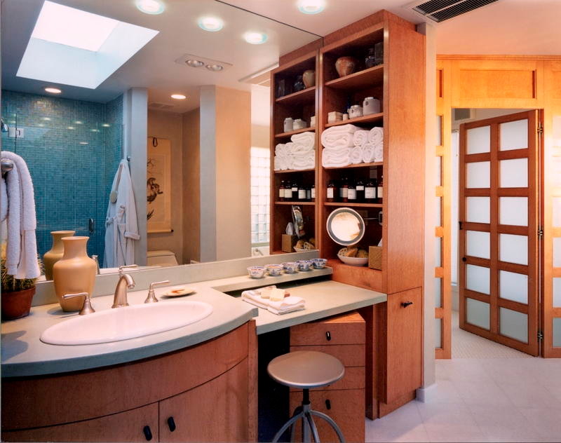 Идея дизайна: главная ванная комната среднего размера в современном стиле с плоскими фасадами, светлыми деревянными фасадами, полновстраиваемой ванной, душем в нише, унитазом-моноблоком, синей плиткой, стеклянной плиткой, белыми стенами, мраморным полом, накладной раковиной, столешницей из бетона, серым полом и душем с распашными дверями