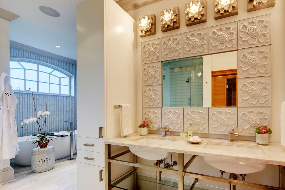 Пример оригинального дизайна: большая главная ванная комната в морском стиле с отдельно стоящей ванной, угловым душем, белой плиткой, терракотовой плиткой, белыми стенами, мраморным полом, плоскими фасадами, белыми фасадами, врезной раковиной, мраморной столешницей, бежевым полом и душем с распашными дверями