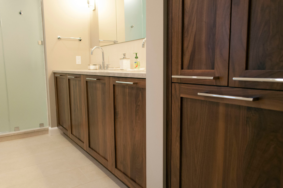 Idées déco pour une salle de bain contemporaine en bois brun avec un placard avec porte à panneau encastré.