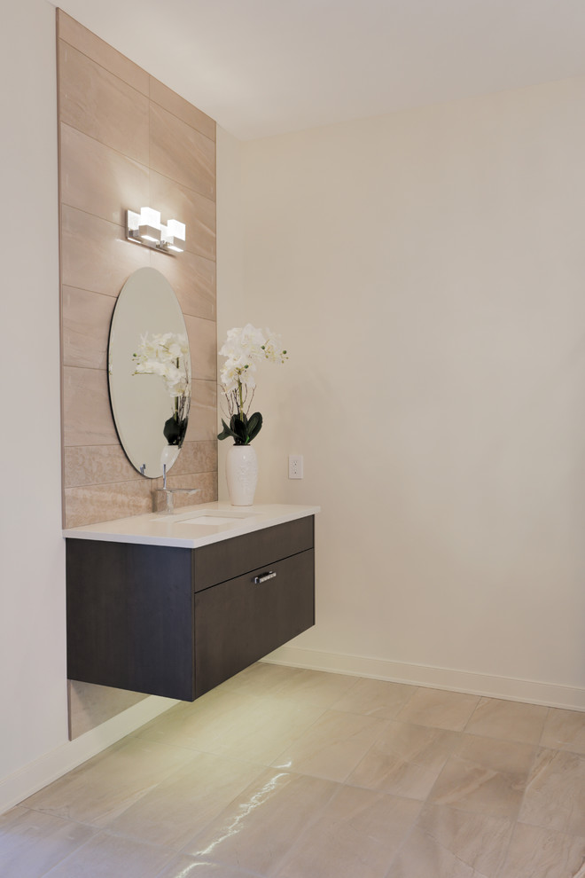 Foto di una stanza da bagno con doccia contemporanea di medie dimensioni con ante lisce, pavimento in legno massello medio, ante in legno bruno, pareti bianche e lavabo sottopiano