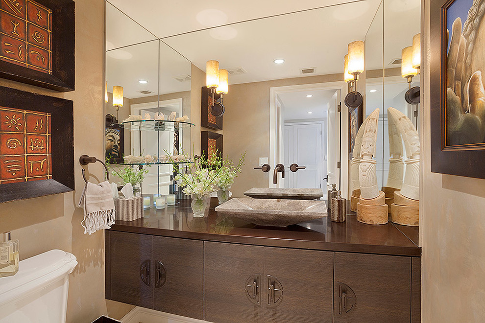 Exemple d'une salle de bain tendance en bois brun de taille moyenne avec un mur beige, un placard à porte plane, une vasque, un plan de toilette en cuivre et un plan de toilette marron.