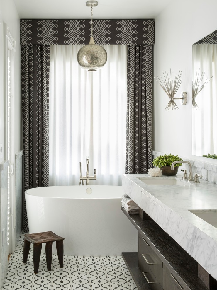 Klassisches Badezimmer mit Unterbauwaschbecken, flächenbündigen Schrankfronten, dunklen Holzschränken, freistehender Badewanne und weißer Wandfarbe in San Francisco