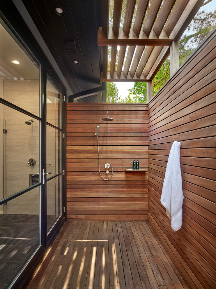 Diseño de cuarto de baño costero con ducha abierta