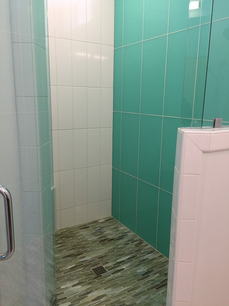 Свежая идея для дизайна: главная ванная комната среднего размера в современном стиле с душем в нише, полом из мозаичной плитки, синими стенами, зеленым полом и душем с распашными дверями - отличное фото интерьера