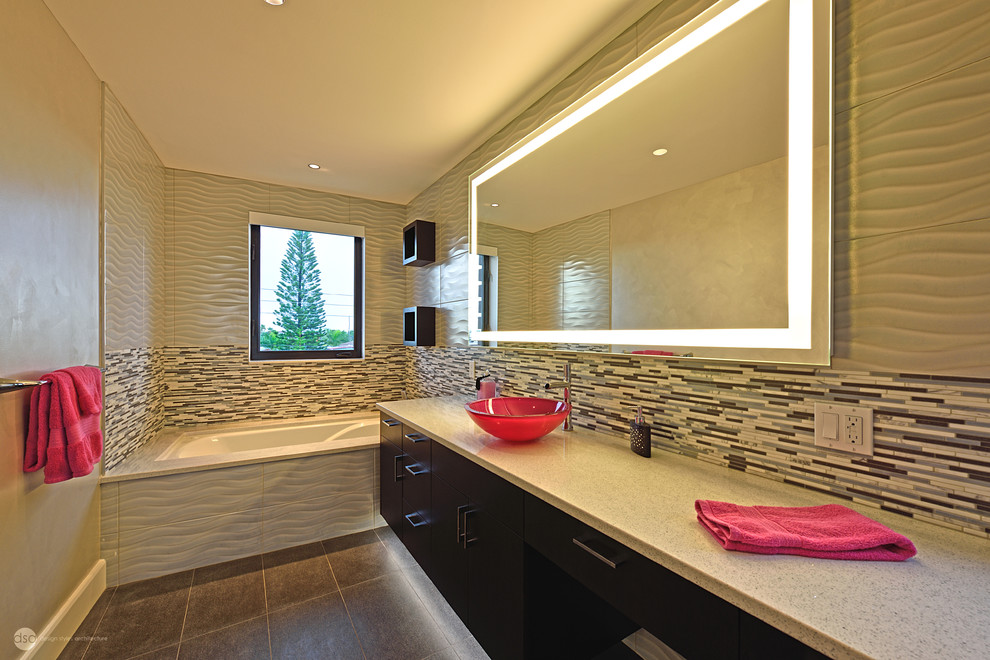 Bild på ett stort funkis en-suite badrum, med släta luckor, skåp i ljust trä, ett badkar i en alkov, en hörndusch, mosaik, beige väggar, vinylgolv, ett fristående handfat och granitbänkskiva