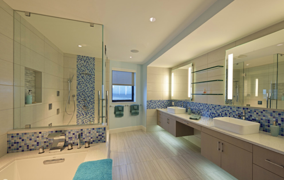 Bild på ett stort funkis en-suite badrum, med släta luckor, skåp i ljust trä, ett badkar i en alkov, en hörndusch, mosaik, beige väggar, vinylgolv, ett fristående handfat, granitbänkskiva, beiget golv och dusch med gångjärnsdörr