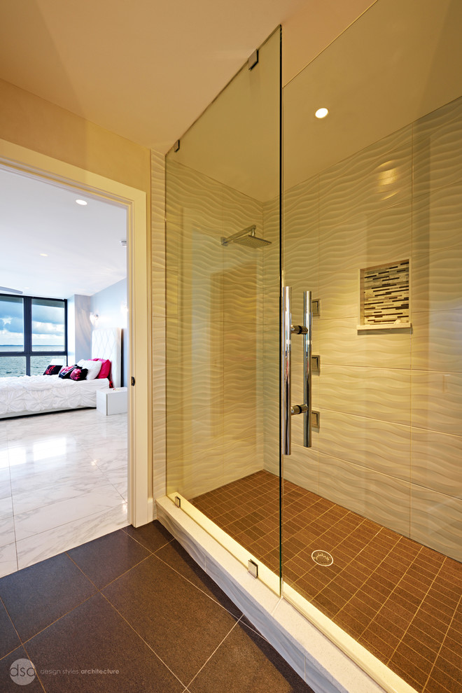 Idées déco pour une grande salle de bain principale contemporaine en bois clair avec un placard à porte plane, une baignoire en alcôve, une douche d'angle, mosaïque, un mur beige, un sol en vinyl, une vasque et un plan de toilette en granite.