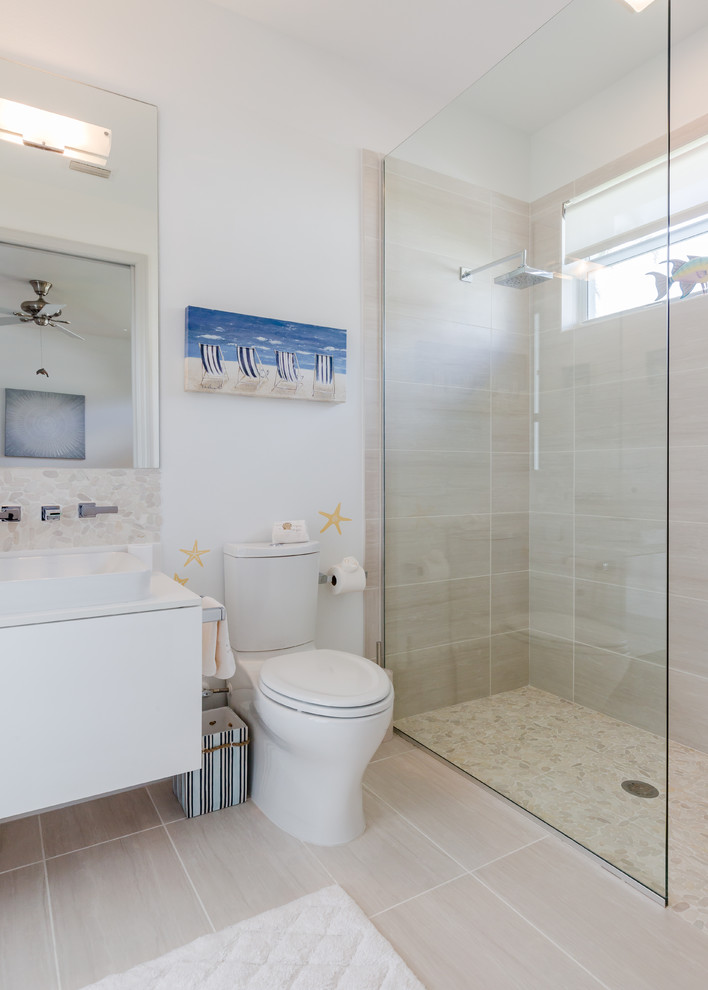 Idee per una stanza da bagno contemporanea con ante lisce, ante bianche, doccia alcova, piastrelle beige, pareti bianche, lavabo a bacinella, pavimento beige, doccia aperta e top bianco