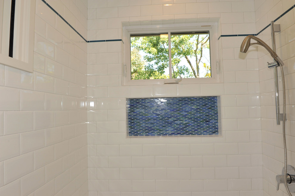 Idées déco pour une salle de bain contemporaine en bois clair de taille moyenne avec un placard sans porte, WC séparés, un carrelage bleu, mosaïque, un mur gris, un sol en carrelage de céramique, un lavabo encastré et un plan de toilette en surface solide.
