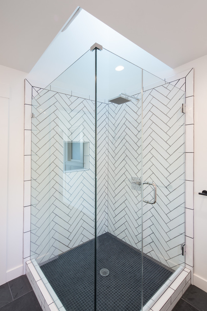 Kleines Modernes Badezimmer En Suite mit weißen Fliesen, Porzellanfliesen, weißer Wandfarbe, Schieferboden und Sockelwaschbecken in San Francisco