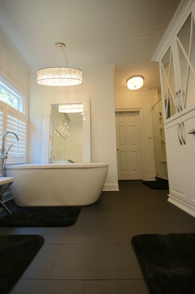 Идея дизайна: главная ванная комната в современном стиле с фасадами с выступающей филенкой, белыми фасадами, мраморной столешницей, отдельно стоящей ванной, душем в нише, белой плиткой, керамической плиткой, белыми стенами и полом из керамической плитки