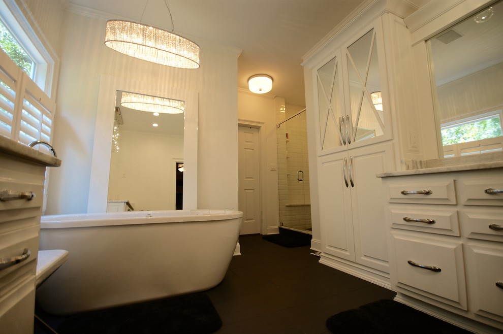 Idéer för ett modernt en-suite badrum, med luckor med upphöjd panel, vita skåp, marmorbänkskiva, ett fristående badkar, en dusch i en alkov, vit kakel, keramikplattor, vita väggar och klinkergolv i keramik