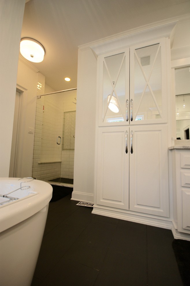 Inspiration för moderna en-suite badrum, med luckor med upphöjd panel, vita skåp, marmorbänkskiva, ett fristående badkar, en dusch i en alkov, vit kakel, keramikplattor, vita väggar och klinkergolv i keramik