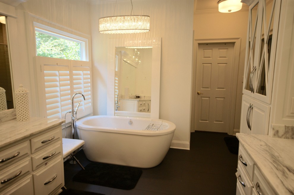 Exempel på ett modernt en-suite badrum, med luckor med upphöjd panel, vita skåp, marmorbänkskiva, ett fristående badkar, en dusch i en alkov, vit kakel, keramikplattor, vita väggar och klinkergolv i keramik
