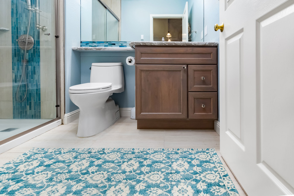 Immagine di una stanza da bagno con doccia contemporanea di medie dimensioni con ante marroni, piastrelle blu e porta doccia scorrevole
