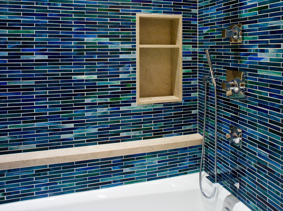 Inspiration för moderna badrum, med en hörndusch och blå kakel