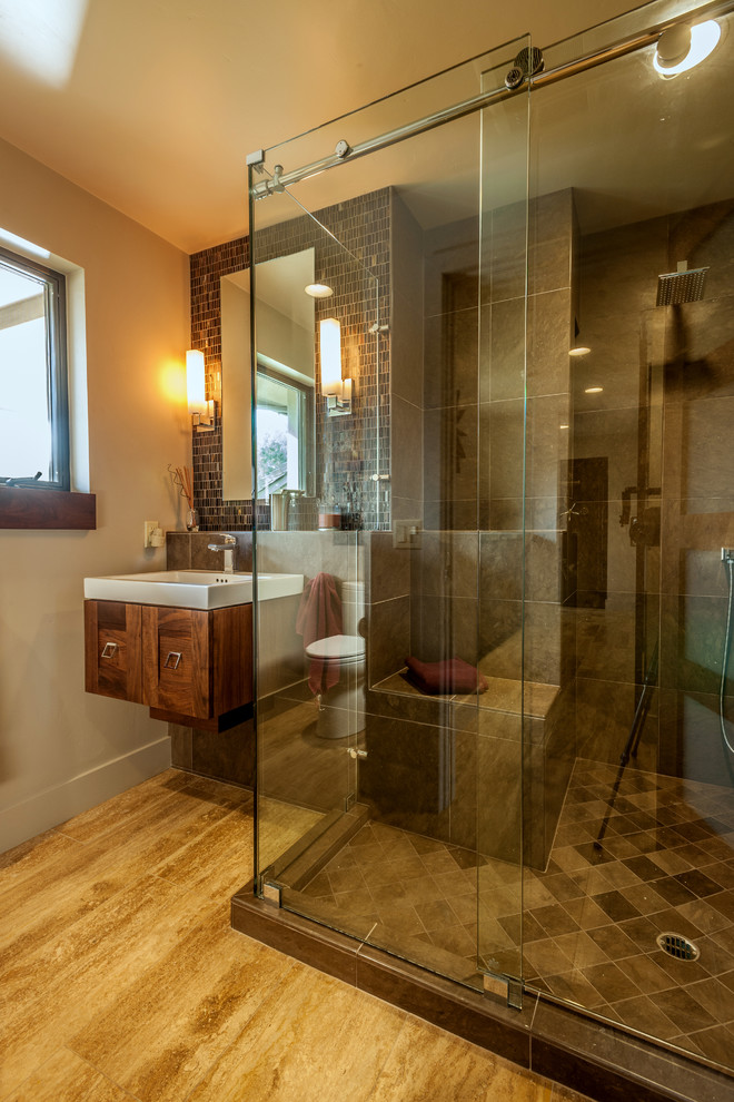 Ispirazione per una stanza da bagno design con ante in legno bruno e pavimento in travertino