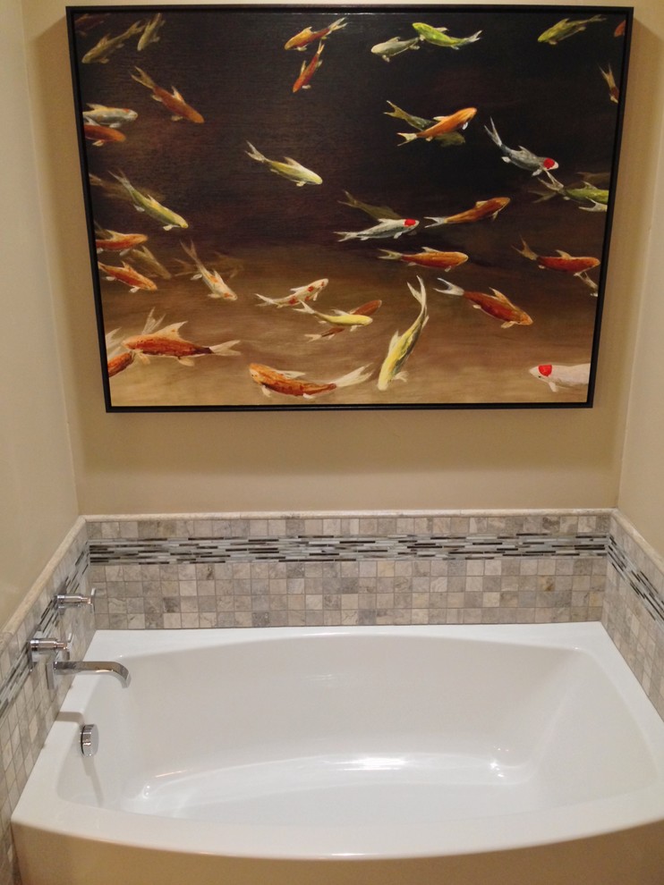 Esempio di una stanza da bagno design con lavabo sospeso, vasca ad alcova, doccia alcova, piastrelle beige, piastrelle in pietra e pavimento in travertino