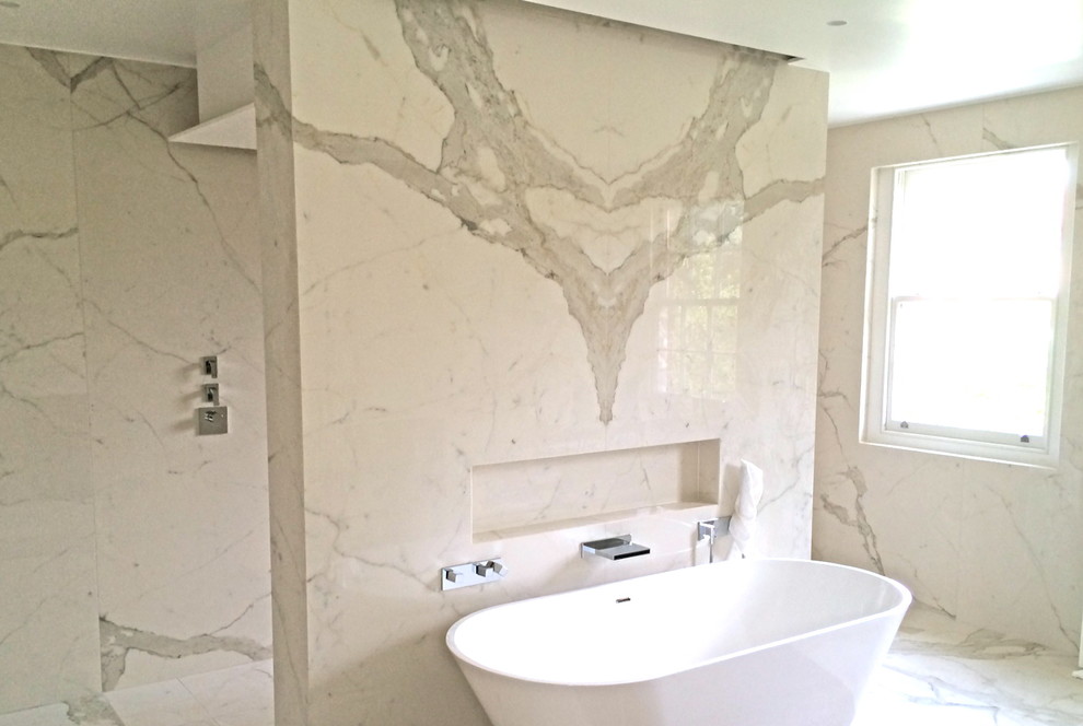 На фото: большая ванная комната в современном стиле с белой плиткой, керамогранитной плиткой, белыми стенами, японской ванной и мраморным полом с