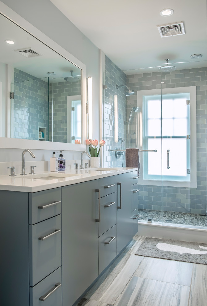Modernes Badezimmer mit flächenbündigen Schrankfronten, grauen Schränken, Duschnische, grauen Fliesen, grauer Wandfarbe, Unterbauwaschbecken, grauem Boden, weißer Waschtischplatte, Doppelwaschbecken und eingebautem Waschtisch in Boston