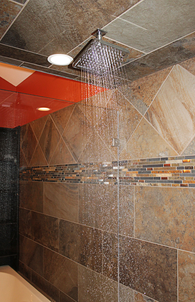 Exempel på ett stort modernt en-suite badrum, med ett fristående handfat, luckor med infälld panel, skåp i mellenmörkt trä, bänkskiva i kalksten, ett platsbyggt badkar, en hörndusch, brun kakel, keramikplattor, orange väggar och klinkergolv i keramik